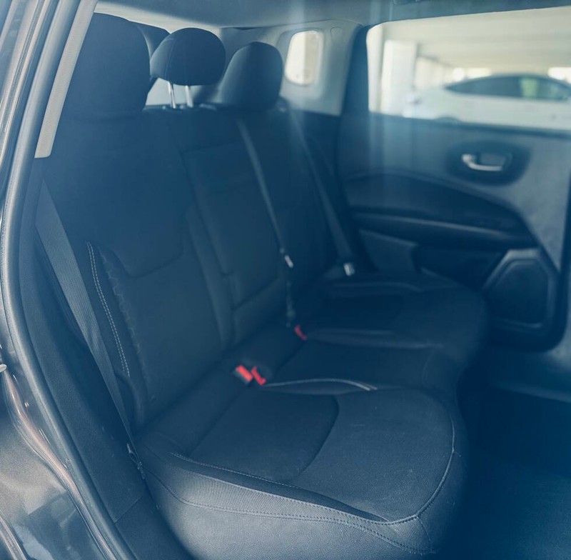 Jeep Compass Vehicle Full-screen Gallery Image 23