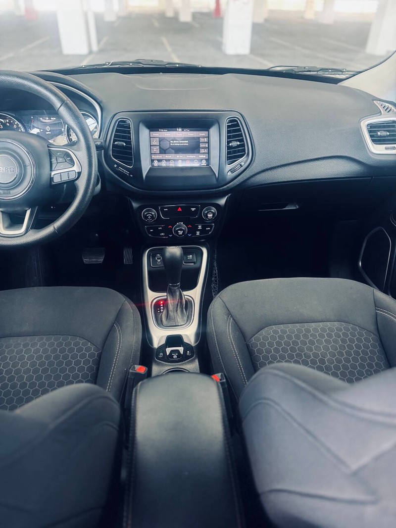 Jeep Compass Vehicle Full-screen Gallery Image 26