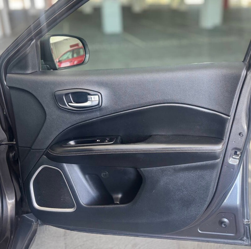 Jeep Compass Vehicle Full-screen Gallery Image 32