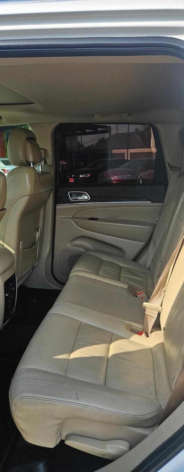 Jeep Grand Cherokee Vehicle Full-screen Gallery Image 7