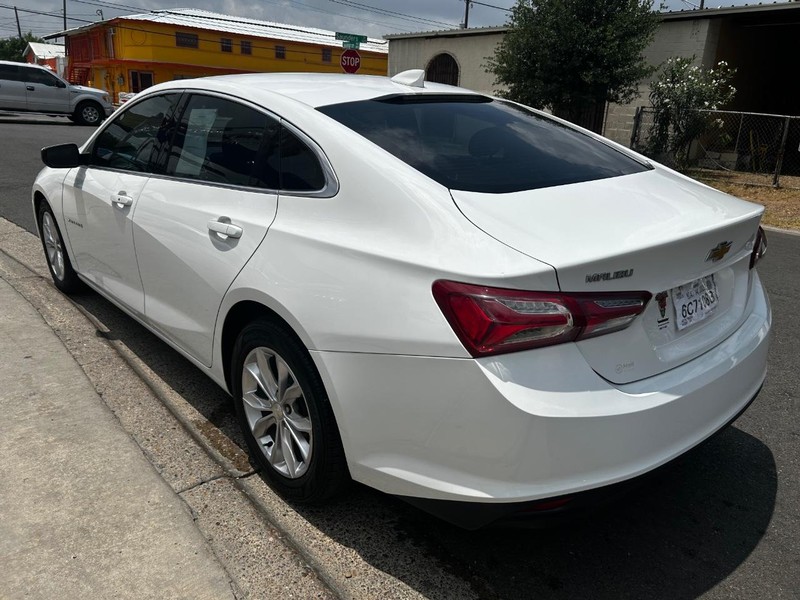 Chevrolet Malibu Vehicle Full-screen Gallery Image 3