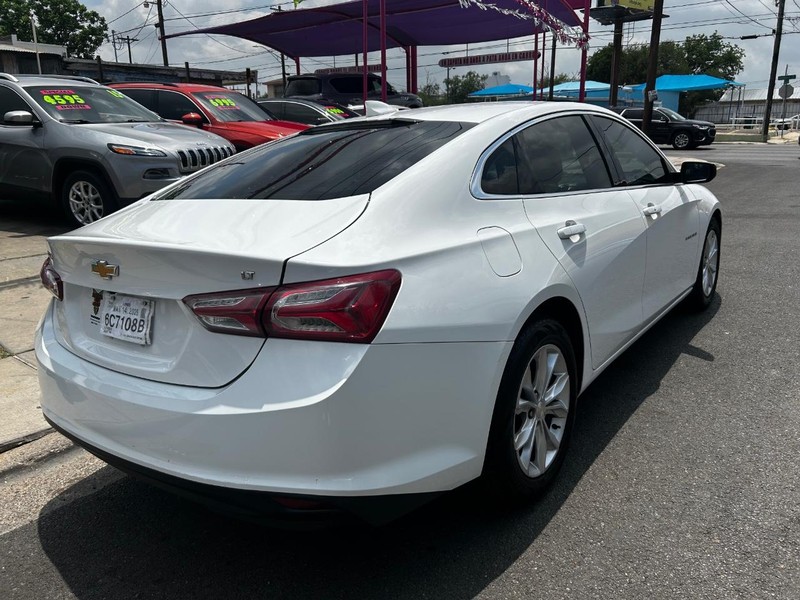 Chevrolet Malibu Vehicle Full-screen Gallery Image 4