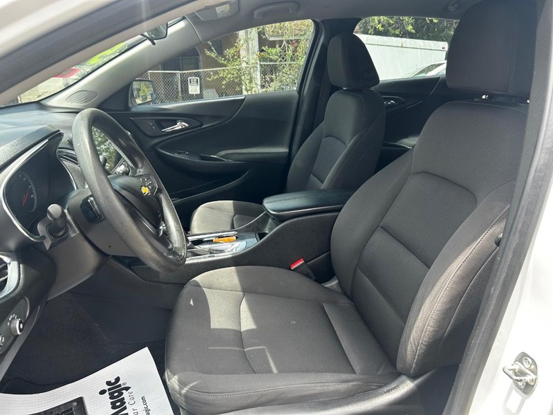 Chevrolet Malibu Vehicle Full-screen Gallery Image 5