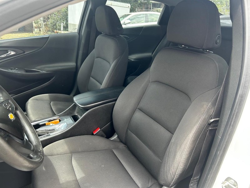 Chevrolet Malibu Vehicle Full-screen Gallery Image 6