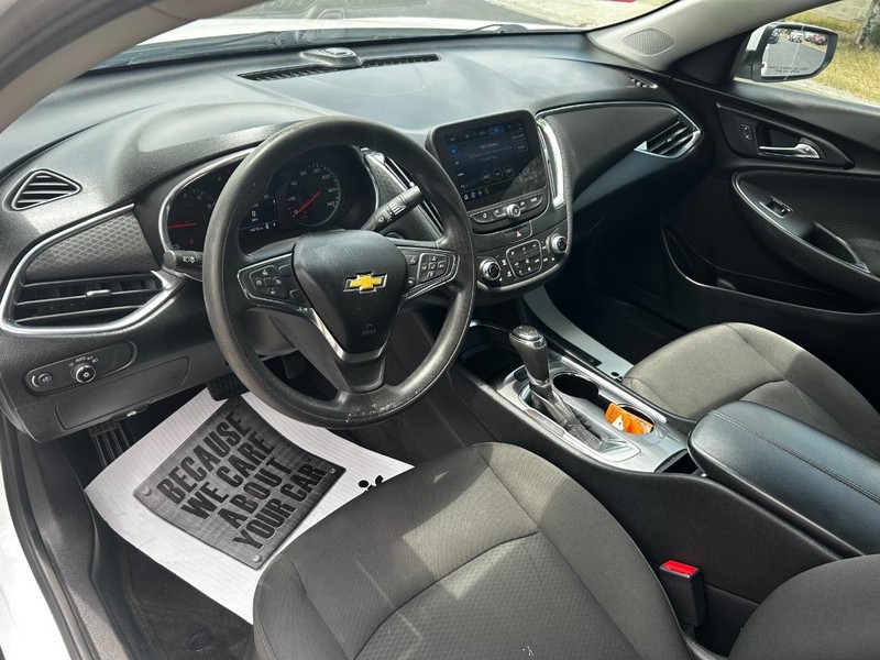 Chevrolet Malibu Vehicle Full-screen Gallery Image 7