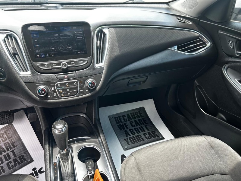 Chevrolet Malibu Vehicle Full-screen Gallery Image 9