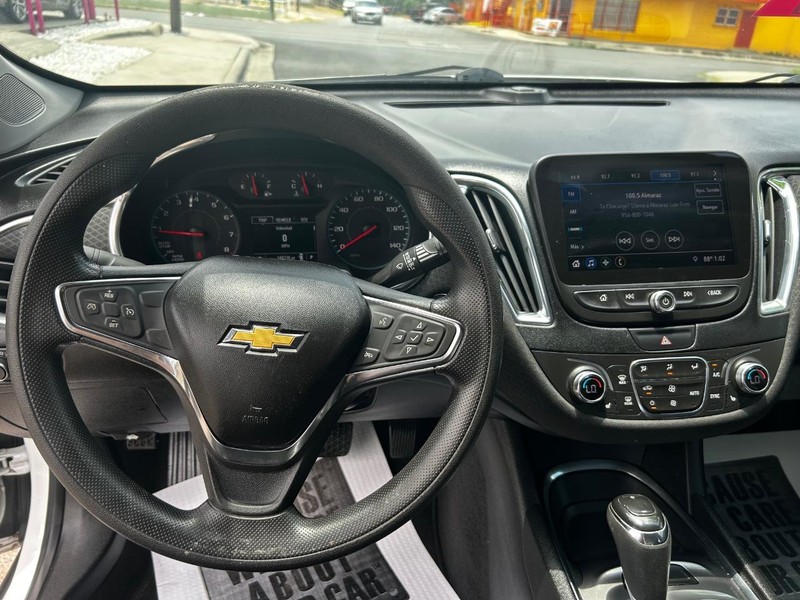 Chevrolet Malibu Vehicle Full-screen Gallery Image 10