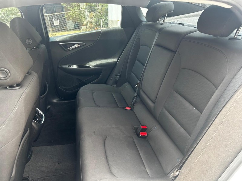 Chevrolet Malibu Vehicle Full-screen Gallery Image 13