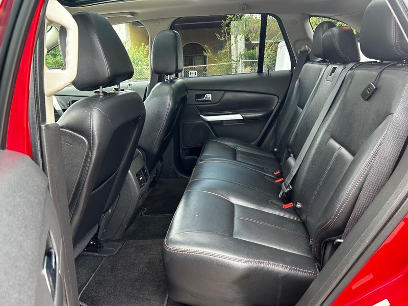 Ford Edge Vehicle Full-screen Gallery Image 15