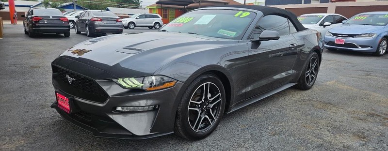 Ford Mustang Vehicle Full-screen Gallery Image 2