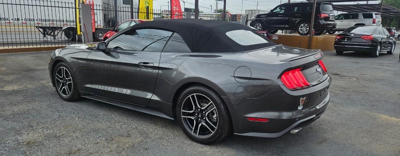 Ford Mustang Vehicle Full-screen Gallery Image 3