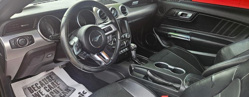 Ford Mustang Vehicle Full-screen Gallery Image 4