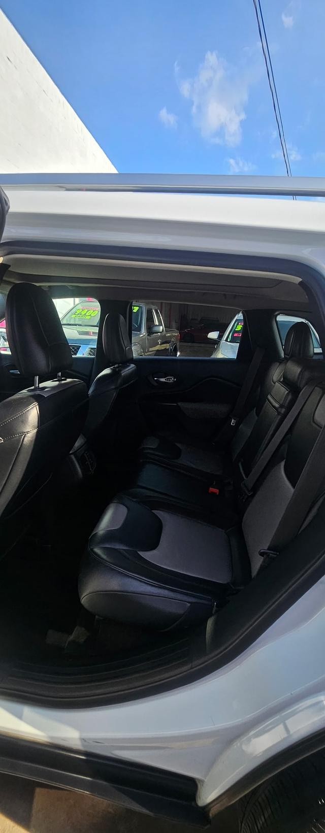 Jeep Cherokee Vehicle Full-screen Gallery Image 5