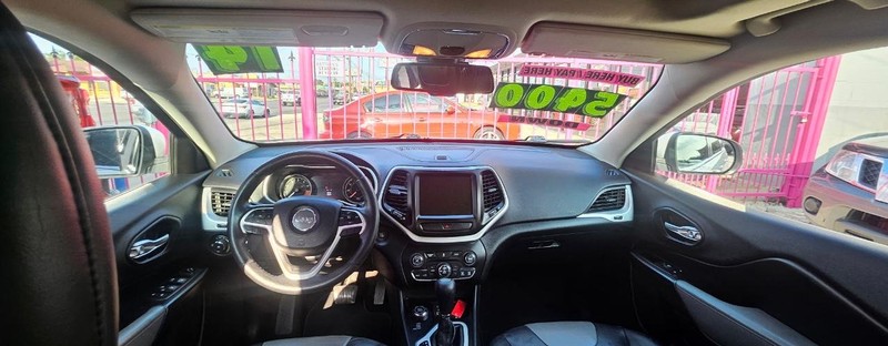 Jeep Cherokee Vehicle Full-screen Gallery Image 4