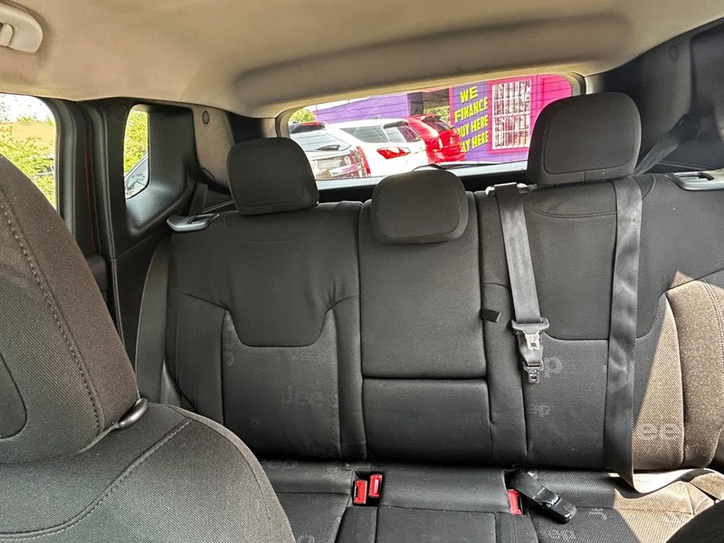 Jeep Renegade Vehicle Full-screen Gallery Image 10