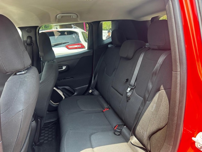 Jeep Renegade Vehicle Full-screen Gallery Image 11