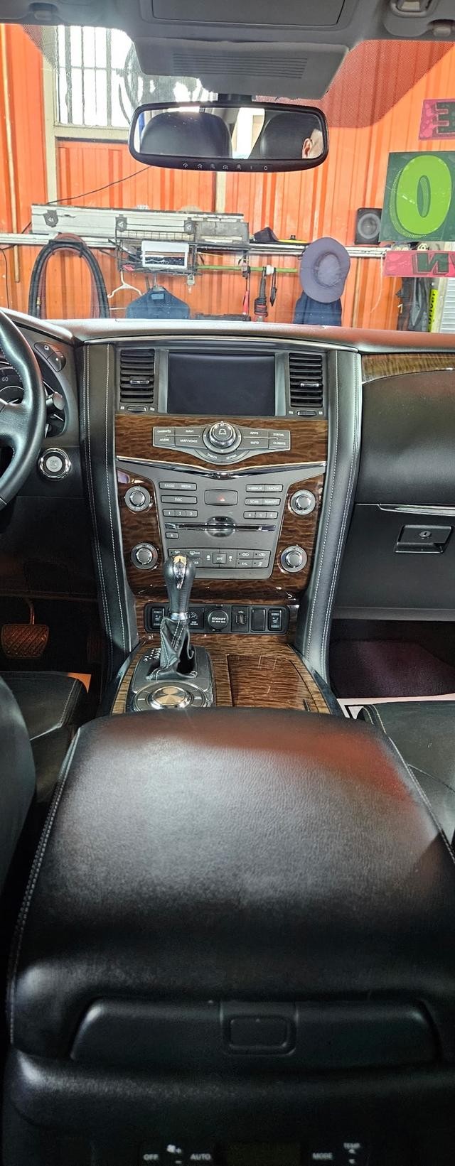 Nissan Armada Vehicle Full-screen Gallery Image 8
