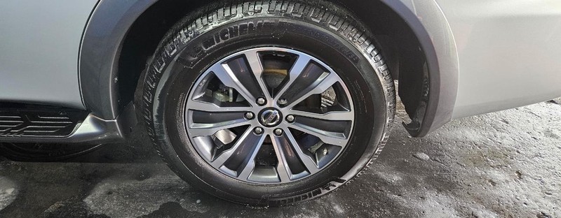 Nissan Armada Vehicle Full-screen Gallery Image 4