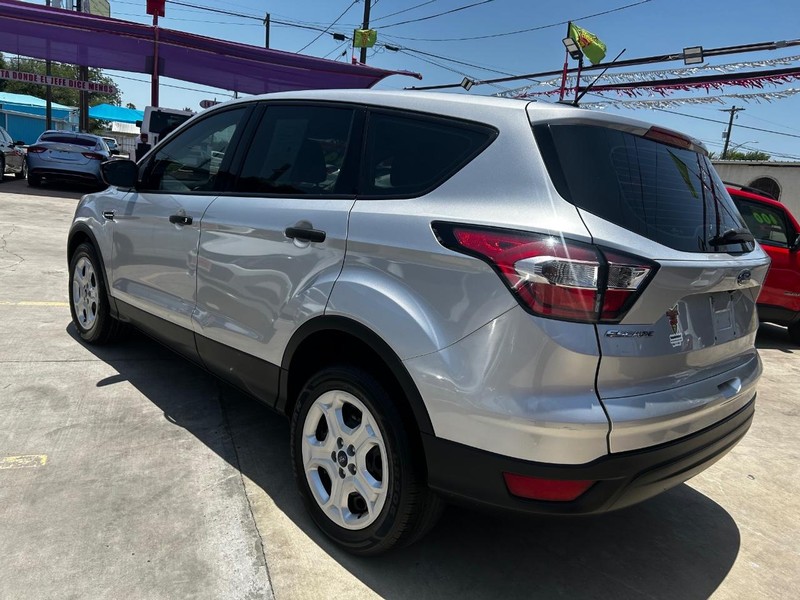 Ford Escape Vehicle Full-screen Gallery Image 4