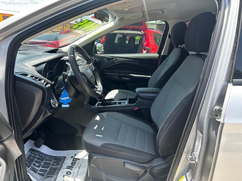 Ford Escape Vehicle Full-screen Gallery Image 5