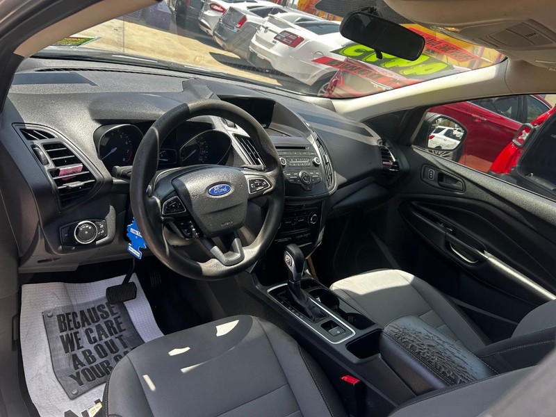 Ford Escape Vehicle Full-screen Gallery Image 6