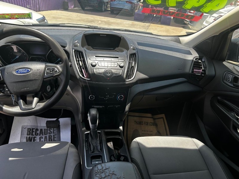 Ford Escape Vehicle Full-screen Gallery Image 7