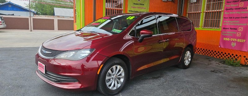 Chrysler Pacifica Vehicle Full-screen Gallery Image 2