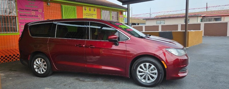 Chrysler Pacifica Vehicle Full-screen Gallery Image 3