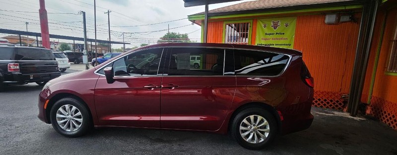 Chrysler Pacifica Vehicle Full-screen Gallery Image 4