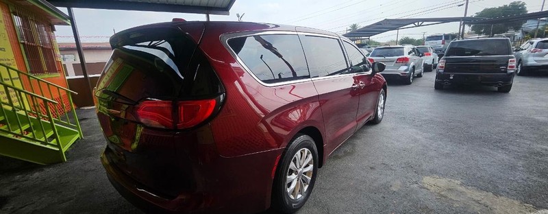 Chrysler Pacifica Vehicle Full-screen Gallery Image 5