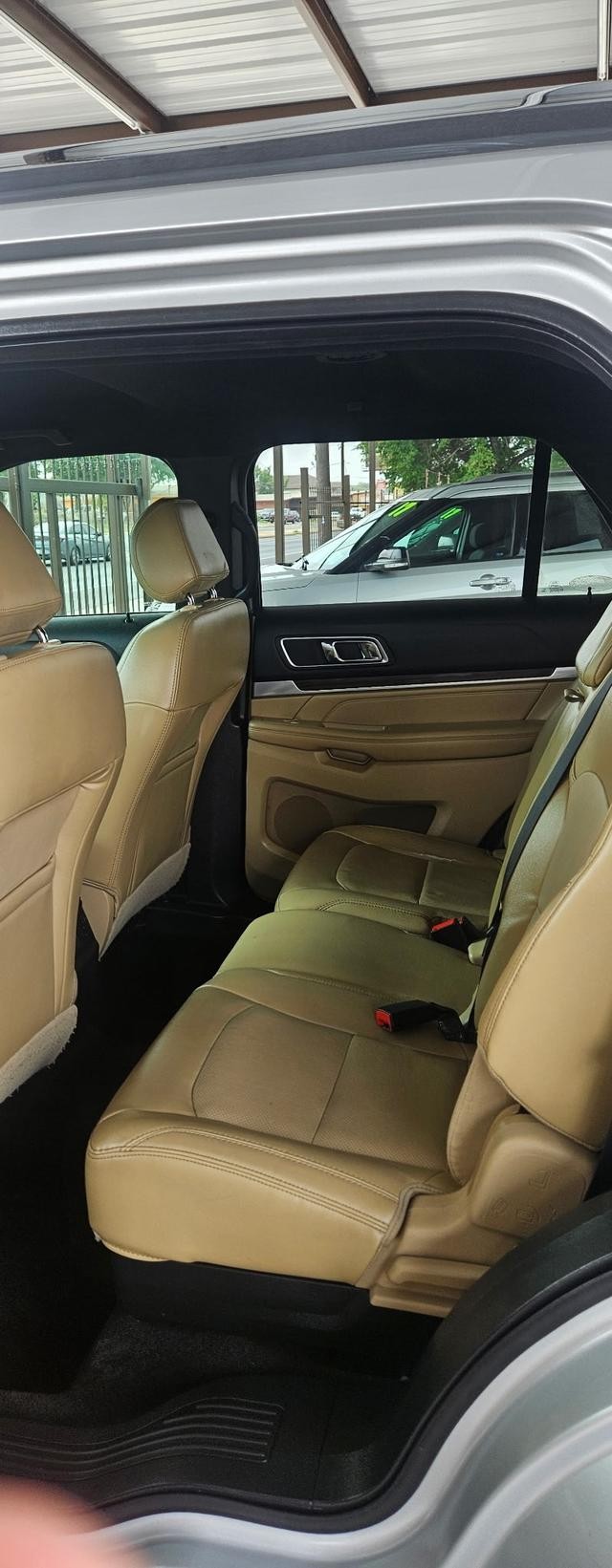 Ford Explorer Vehicle Full-screen Gallery Image 6