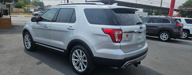 Ford Explorer Vehicle Full-screen Gallery Image 3