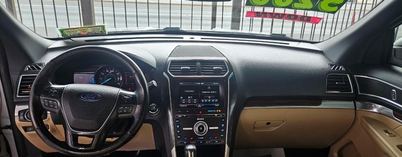 Ford Explorer Vehicle Full-screen Gallery Image 5