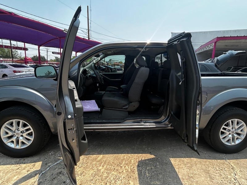 Nissan Frontier Vehicle Full-screen Gallery Image 6
