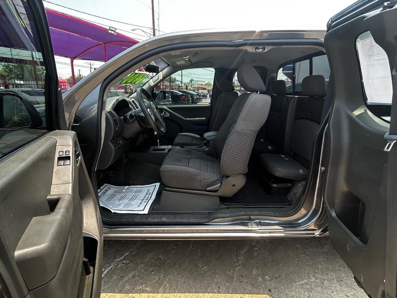 Nissan Frontier Vehicle Full-screen Gallery Image 7