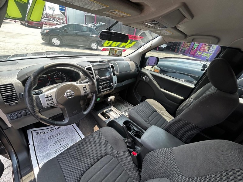 Nissan Frontier Vehicle Full-screen Gallery Image 8