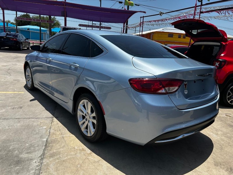 Chrysler 200 Vehicle Full-screen Gallery Image 3
