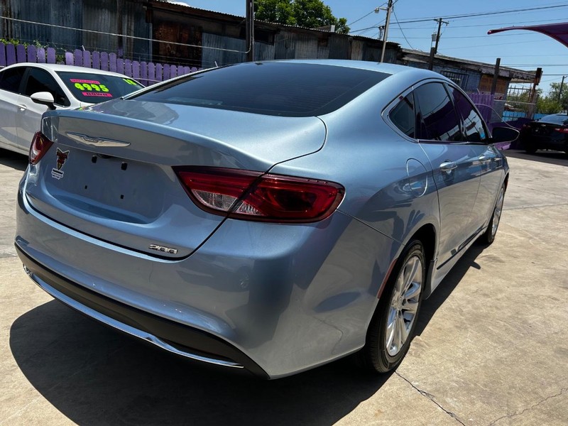Chrysler 200 Vehicle Full-screen Gallery Image 4