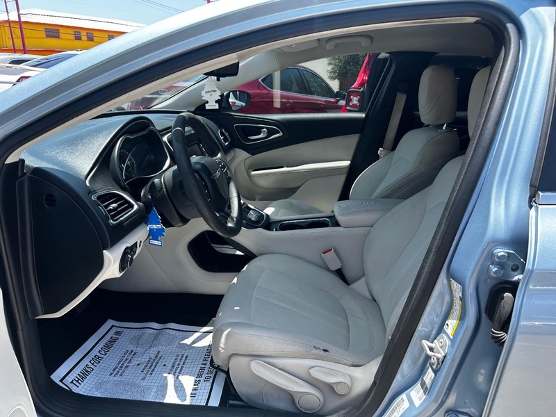 Chrysler 200 Vehicle Full-screen Gallery Image 5