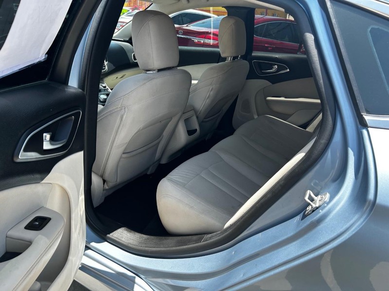 Chrysler 200 Vehicle Full-screen Gallery Image 6