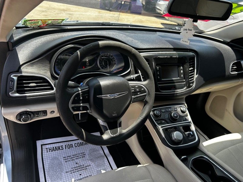 Chrysler 200 Vehicle Full-screen Gallery Image 7