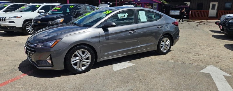 Hyundai Elantra Vehicle Full-screen Gallery Image 3