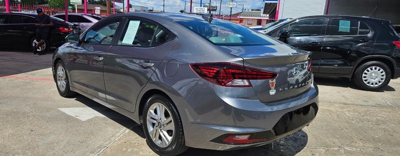 Hyundai Elantra Vehicle Full-screen Gallery Image 5