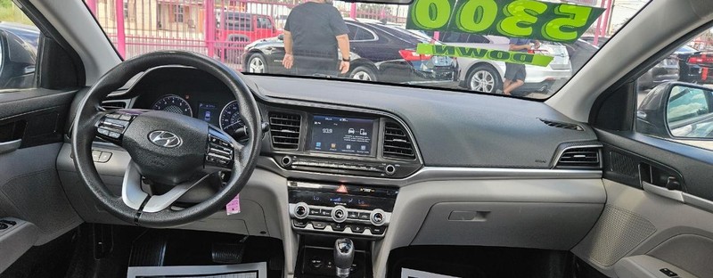 Hyundai Elantra Vehicle Full-screen Gallery Image 7