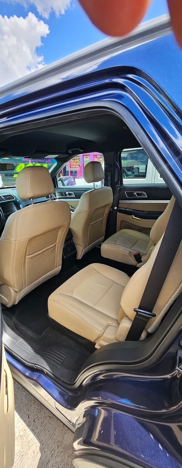 Ford Explorer Vehicle Full-screen Gallery Image 6