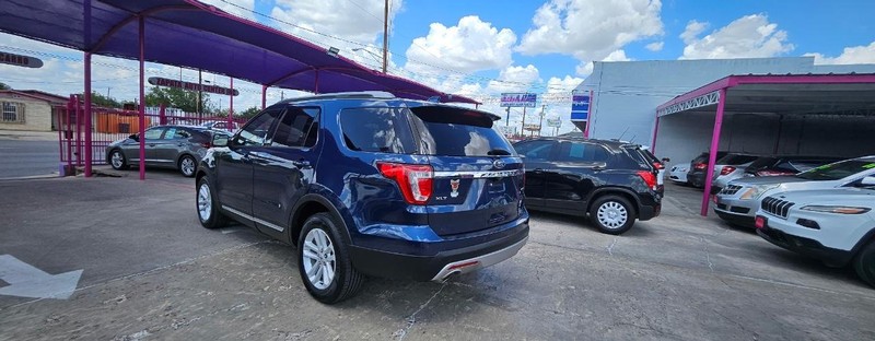 Ford Explorer Vehicle Full-screen Gallery Image 3
