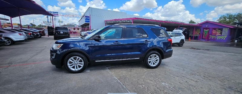 Ford Explorer Vehicle Full-screen Gallery Image 4