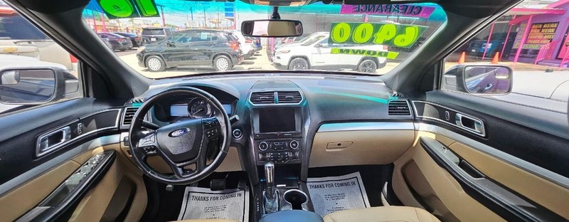 Ford Explorer Vehicle Full-screen Gallery Image 5