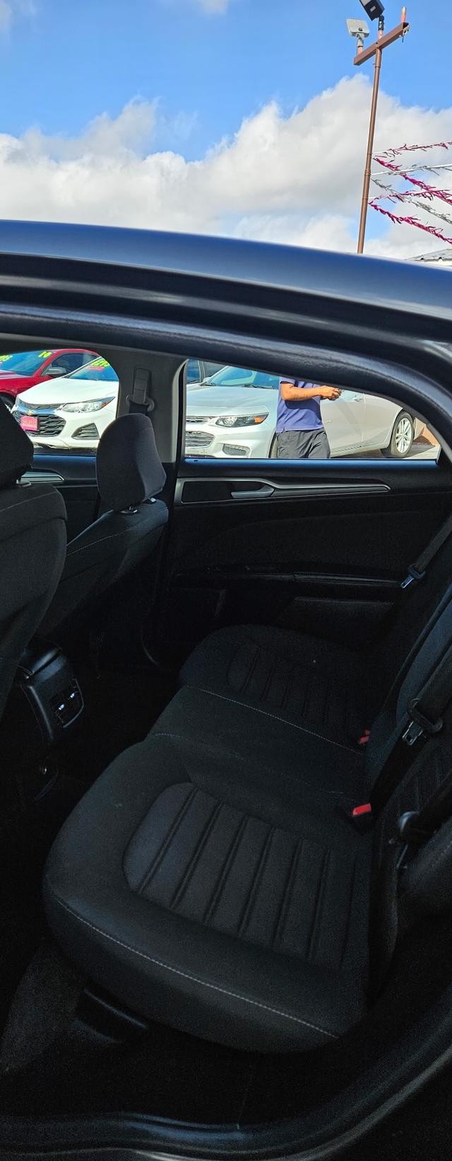 Ford Fusion Vehicle Full-screen Gallery Image 5