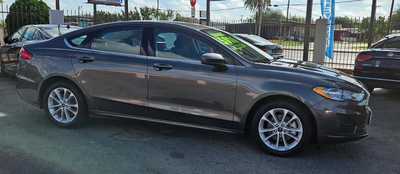 Ford Fusion Vehicle Full-screen Gallery Image 3